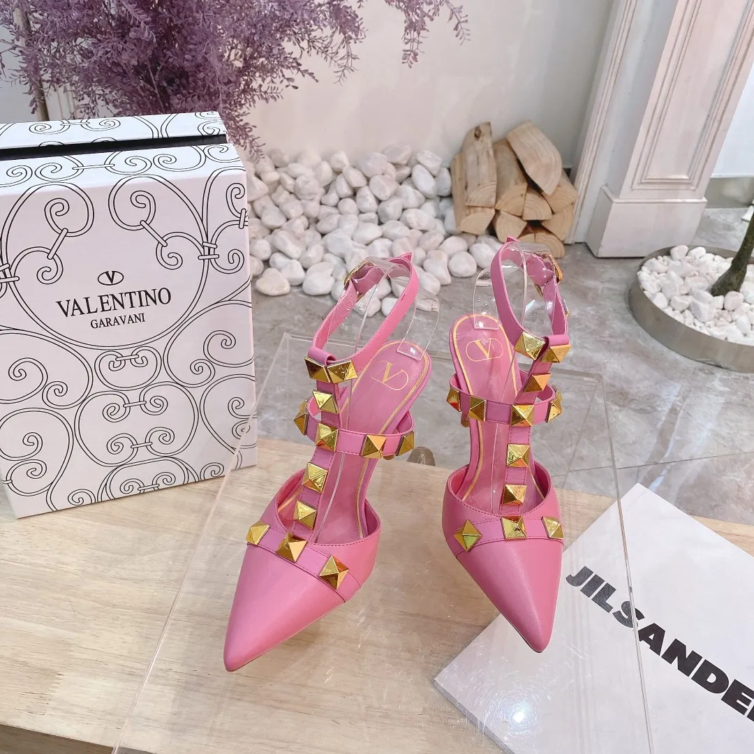 👟👟Ex-factory price 400👟👟 Genuine leather sole +40 (buckle style +10) Valentino Spring and summer new rivet shoes are new☑️ —————————————— The latest golden big rivet elements are full of high-end! Extremely fashionable Heel height: 9.5cm Upper: Matt sheepskin Lining: Sheepskin lining Outsole: Italian genuine leather outsole, rubber sole optional Color: Two styles with 8 colors available Code number: 34-41 (34 and 42 are custom-made and non-returnable) Buckle style: +10 Slippers style: